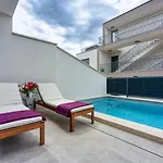 Casa Ella With Private Pool Lägenhet